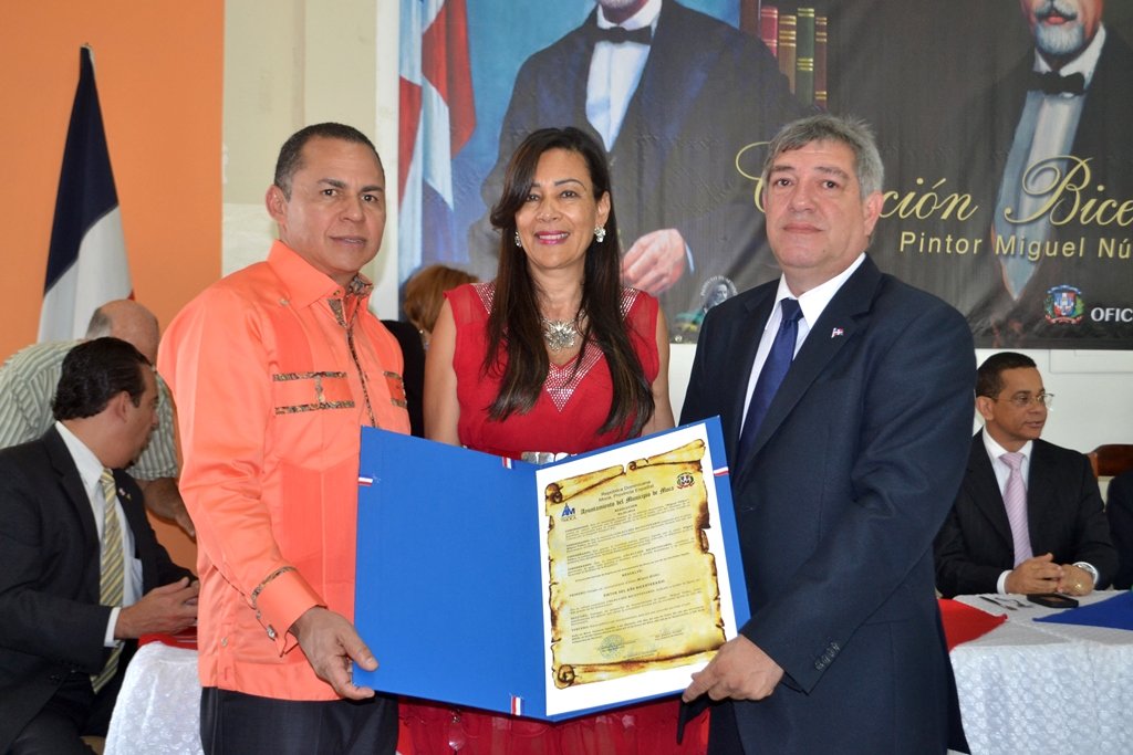 Ayuntamiento de Moca Entregan un reconocimiento alartista plástico Miguel Núñez
